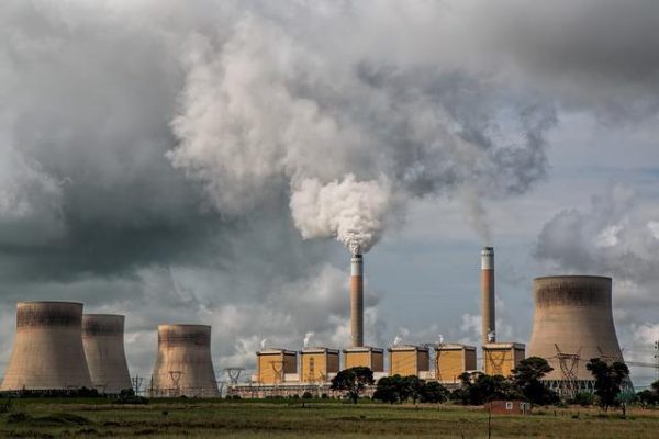 Akcie ČEZ mají i v době pádu energií nabito