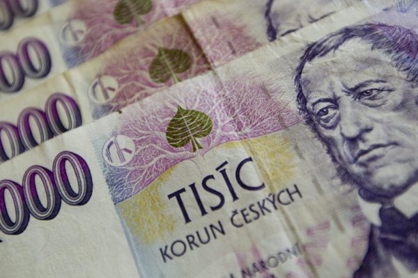 Úrokový diferenciál koruna-euro největší za 20 let: české firmy ztrácejí o korunu zájem