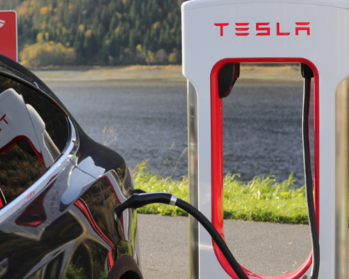 Společnost Tesla dosáhla v prvním čtvrtletí rekordních prodejů. Oslavila to vlastní značkou piva