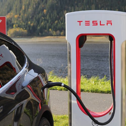Společnost Tesla dosáhla v prvním čtvrtletí rekordních prodejů. Oslavila to vlastní značkou piva