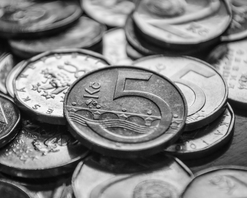 Koruna ztrácí, paradoxně kvůli nižší inflaci doma a vyšší ve Spojených státech. Kam kurz domácí měny zamíří?