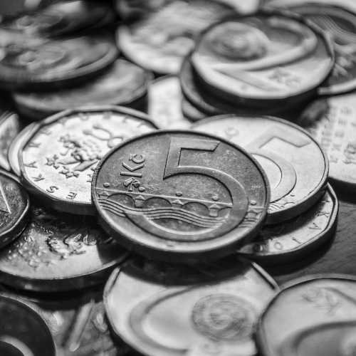 Koruna ztrácí, paradoxně kvůli nižší inflaci doma a vyšší ve Spojených státech. Kam kurz domácí měny zamíří?