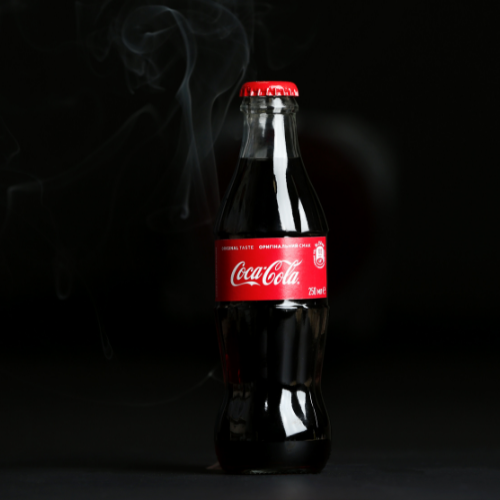 Nápojovým gigantům se daří. Coca-Cola opět zvýšila odhad tržeb a zisku.